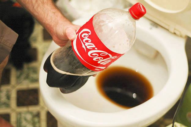 tẩy rửa bồn cầu bằng coca