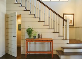 Theo phong thủy có nên đặt nhà vệ sinh dưới gậm cầu thang