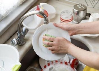 [Review]Có nên dùng nước nóng để rửa bát hay không ?