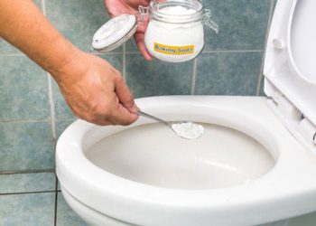 Nguyen-nhan-khien-bon-cau-bi-o-vang-va-cach-ve-sinh-hieu-qua