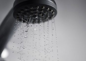 Có người nói vòi sen tắm Inax chảy yếu, thực hư thế nào?